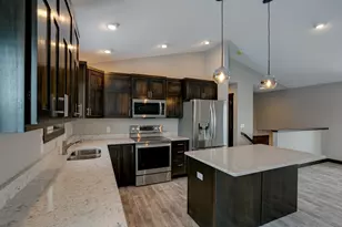 492 Coyote Way, New Richmond, WI 54017 - Photo 3