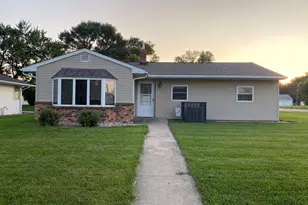 522 1st St SE, Madelia, MN 56062 - Photo 1