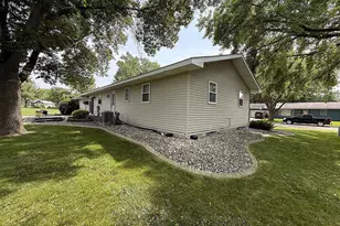 112 Orchard Cir, Montevideo, MN 56265 - Photo 7