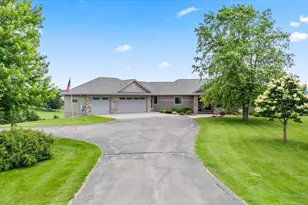 433 Sunset Dr, Troy Township, WI 54016 - Photo 1