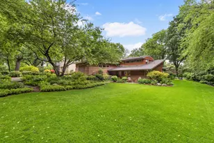 576 Montcalm Pl, Saint Paul, MN 55116 - Photo 1