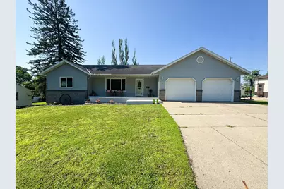 915 W Stanton Avenue, Fergus Falls, MN 56537 - Photo 1