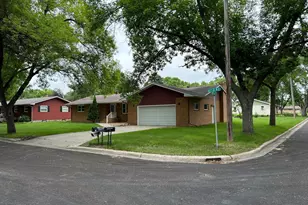 402 6th St NE, Barnesville, MN 56514 - Photo 1