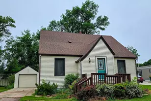 808 5th St SW, Pipestone, MN 56164 - Photo 1