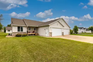 656 O'Brien Pkwy, Belle Plaine, MN 56011 - Photo 1