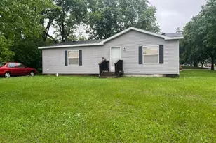 527 South St E, Litchfield, MN 55355 - Photo 1