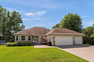 973 Mcclelland St S, Maplewood, MN 55119 - Photo 1