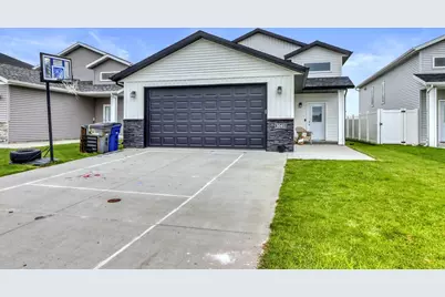 3041 33rd Avenue S, Moorhead, MN 56560 - Photo 1