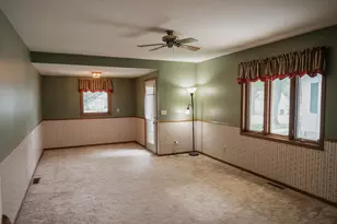 223 W 10th St, Fairmont, MN 56031 - Photo 11