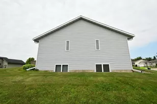 904 Marie Ln, Zumbrota, MN 55992 - Photo 5