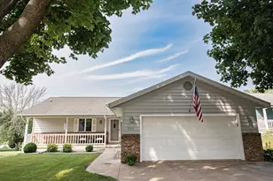 305 Regent Dr, La Crescent, MN 55947 - Photo 1