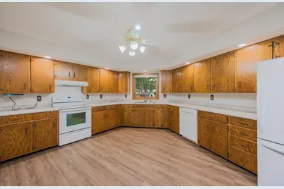 630 E 13th Street, Blue Earth, MN 56013 - Photo 13