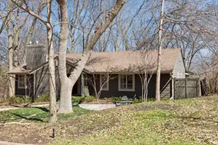 590 Montcalm Pl, Saint Paul, MN 55116 - Photo 3