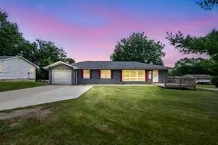 531 19th St, Windom, MN 56101 - Photo 1