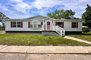 517 Locust Ave, Marshall, MN 56258 - Photo 1