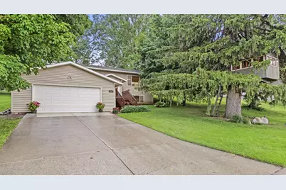 207 4th Avenue NE, Hutchinson, MN 55350 - Photo 1