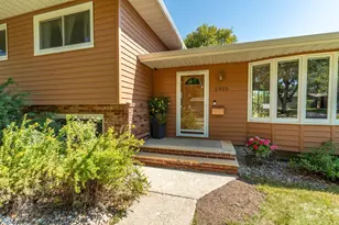 2925 Edgewood Dr N, Fargo, ND 58102 - Photo 3