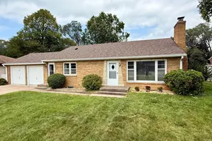 815 Sandhurst Dr W, Roseville, MN 55113 - Photo 1