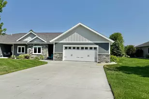 910 Lake Forest Cir, Detroit Lakes, MN 56501 - Photo 3