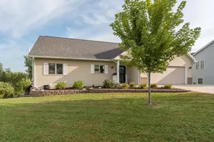 1008 W Court St, Belle Plaine, MN 56011 - Photo 1