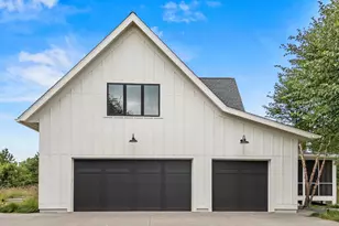 394 Deer Valley Dr, Troy Township, WI 54016 - Photo 5