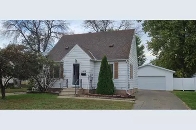 1917 E Oakland Avenue, Austin, MN 55912 - Photo 1