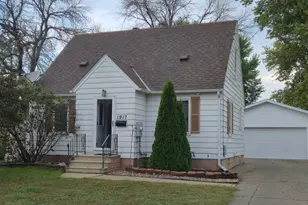 1917 E Oakland Ave, Austin, MN 55912 - Photo 1