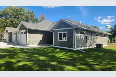 903 7th Ave SW, Pipestone, MN 56164 - Photo 1