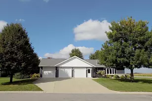 618 E 8th St, Winthrop, MN 55396 - Photo 1