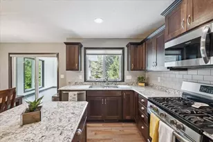 13715 Grafton Ct, Apple Valley, MN 55124 - Photo 7