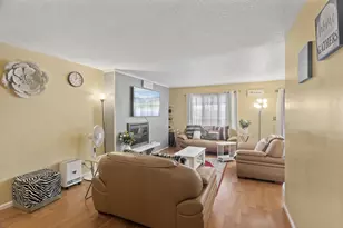 2002 Arkwright St, Maplewood, MN 55117 - Photo 3