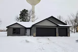 630 Cedar Ridge Ave, Le Center, MN 56057 - Photo 1