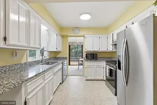 944 Pine View Ct, Saint Paul, MN 55119 - Photo 9