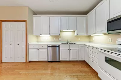 2712 Village Drive, Faribault, MN 55021 - Photo 7