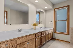 9425 Barrington Rd, Woodbury, MN 55125 - Photo 11