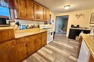 422 Arnold Ave S, Thief River Falls, MN 56701 - Photo 5