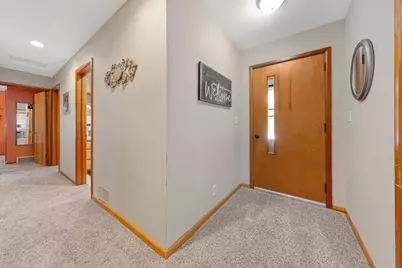710 Upper Johnson Circle, Saint Peter, MN 56082 - Photo 9