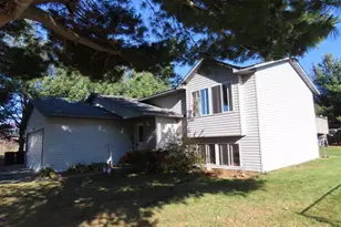 1001 Lincoln Cir, Braham, MN 55006 - Photo 3