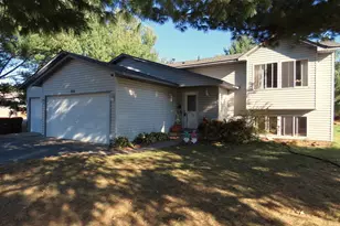 1001 Lincoln Cir, Braham, MN 55006 - Photo 1