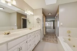 1135 Hollybrook Dr, Wayzata, MN 55391 - Photo 25