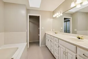 1135 Hollybrook Dr, Wayzata, MN 55391 - Photo 23