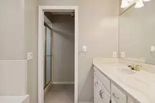 1135 Hollybrook Dr, Wayzata, MN 55391 - Photo 27