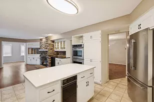 1135 Hollybrook Dr, Wayzata, MN 55391 - Photo 13