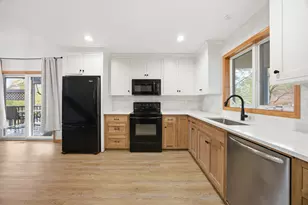 10485 Lee Dr, Eden Prairie, MN 55347 - Photo 5