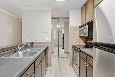 2800 Hamline Avenue N #302, Roseville, MN 55113 - Photo 5