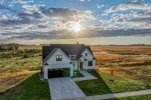 610 Field Point St, Roberts, WI 54023 - Photo 1