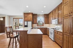 2711 Snowdrift Cir E, Maplewood, MN 55119 - Photo 9