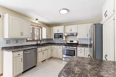 1860 Hilo Court N, Oakdale, MN 55128 - Photo 9