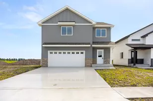 2527 38th Ave S, Moorhead, MN 56560 - Photo 1