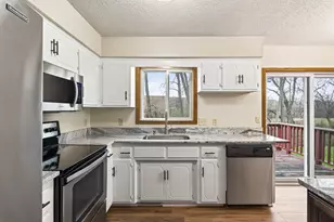 738 Manor St, Vadnais Heights, MN 55127 - Photo 5